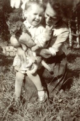 Ramona mit zwei Katzen in ihren Armen