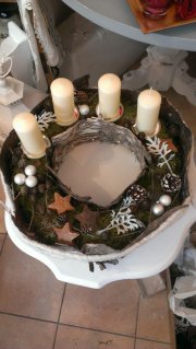 Großer Adventskranz mit Birkenrinde ummantelt.