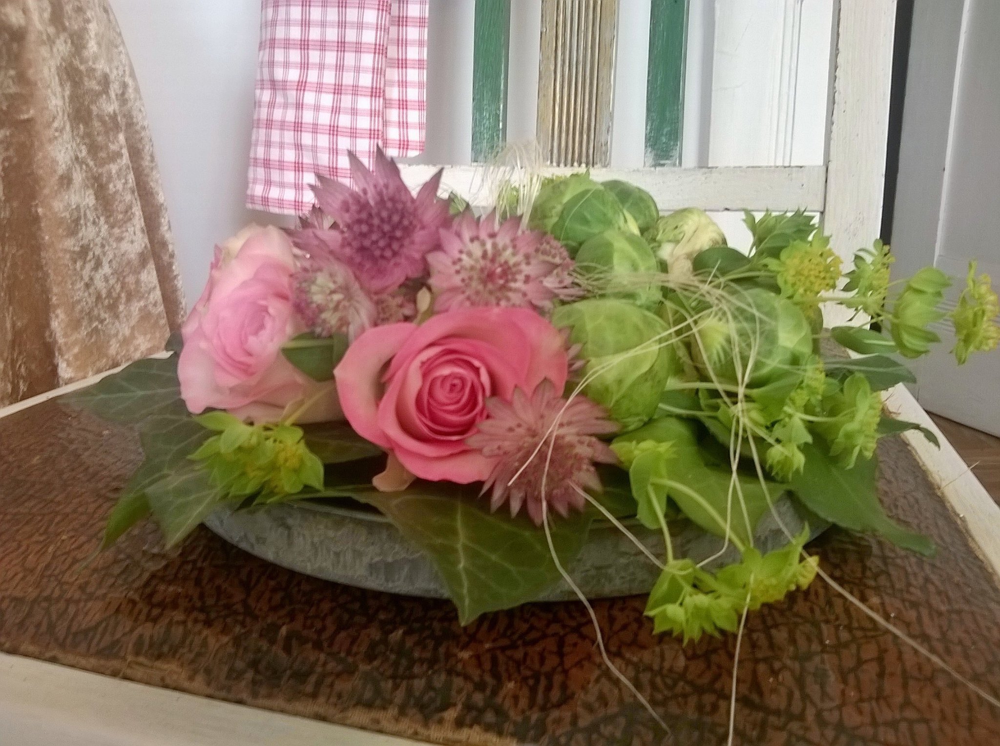 Rosengesteck in Kaffeetasse